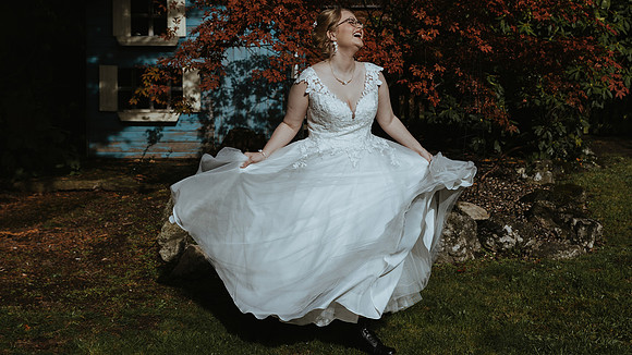 A relaxed autumn wedding at the Plough in Leigh