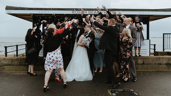 A relaxed winter wedding at the Roslin Beach Hotel