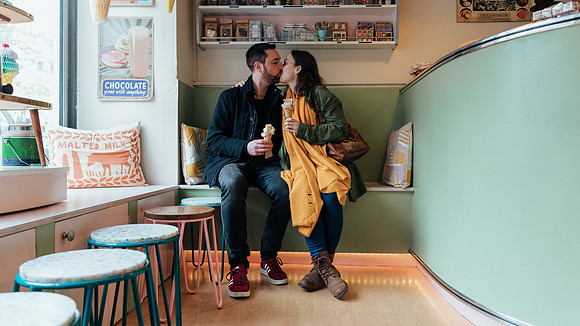 A pre wedding photoshoot in the historic Edinburgh