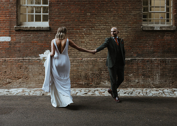 A stylish summer wedding at Oakwood House and the Copper Rivet Distillery in Chatham, Kent