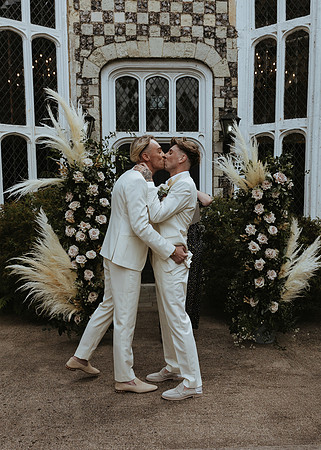 A stylish summer wedding at Hall Place in Bexley, Kent