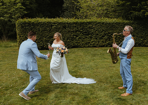 A stylish and relaxed wedding country house wedding at Hoath House near Edenbrideg in Kent
