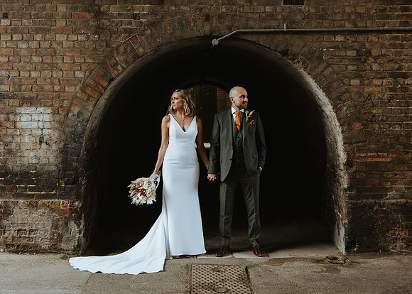 A stylish summer wedding at Oakwood House and the Copper Rivet Distillery in Chatham, Kent