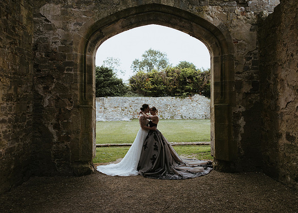 A stunning relaxed summer wedding at The Great Barn, Titchfield in Hampshire