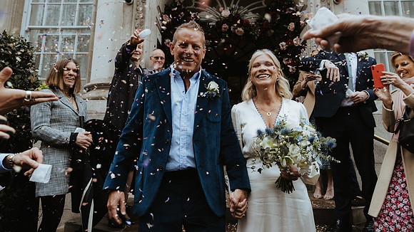 A relaxed and stylish London micro wedding at Chelsea Town Hall and The Phene Pub in Chelsea